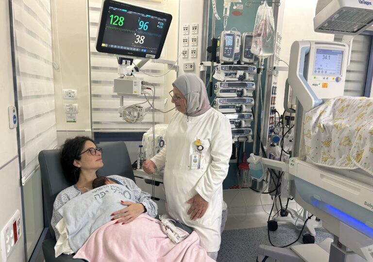 האחות נדיה קורבי עם אם ובנה עושים קנגורו בפגיית הלל יפה