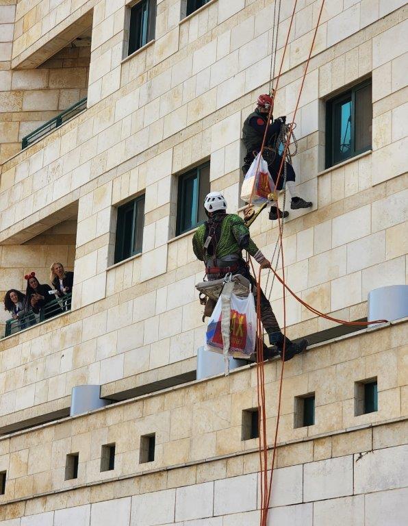 סנפלינג משלוחי מנות במחלקת ילדים