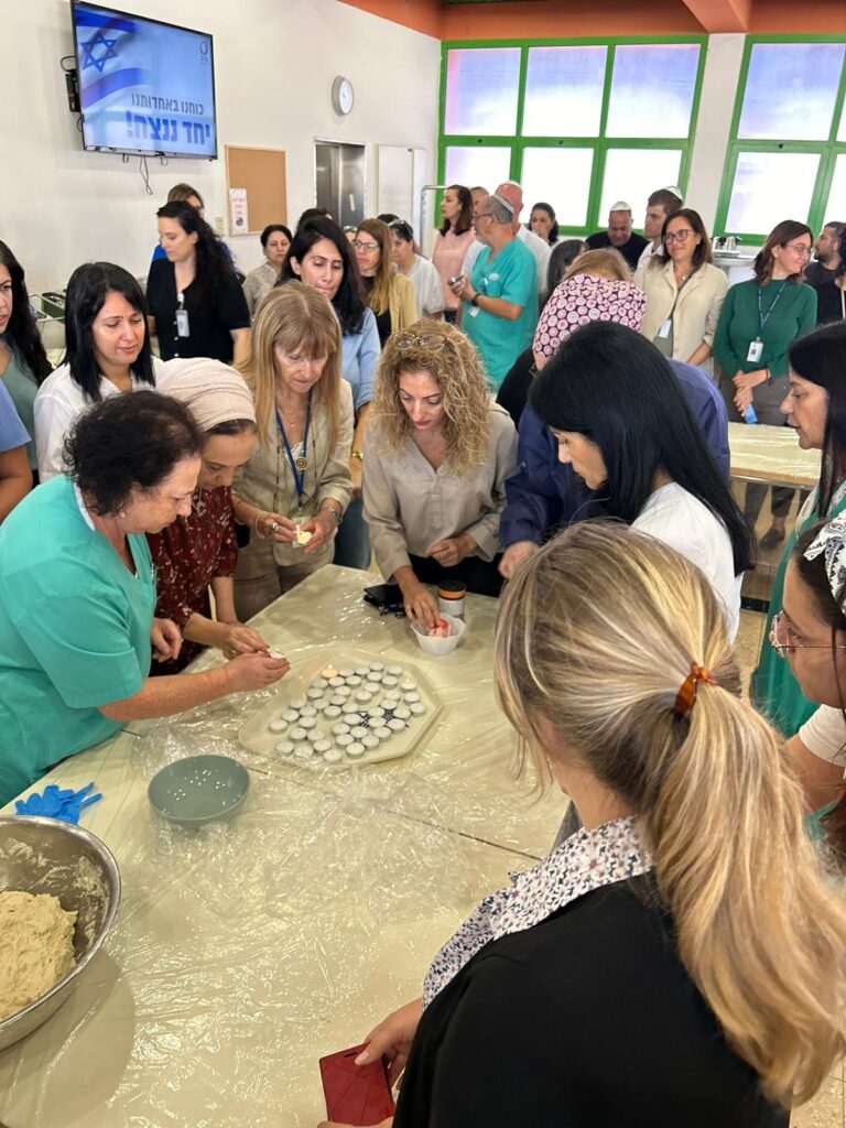 טקס תפילה והפרשת חלה לחזרת החטופים, להחלמת הפצועים ולשלום חיילי צה"ל