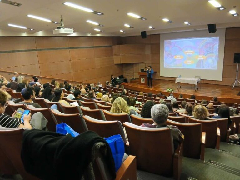 نافذة للتفكير: التواصل العائلي في مجال الصحة النفسية