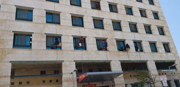 גיבורי העל מחברת "גבהים" מחלקים משלוחי מנות בפורים