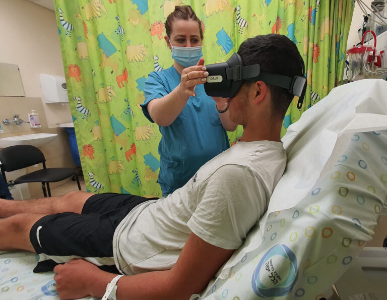 חדש: משקפי מציאות מדומה לילדים בחדר מיון