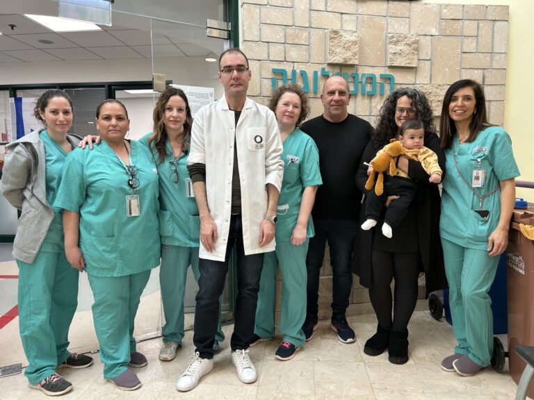 وصل بعد ظهور بثور على الجلد وتم تشخيص إصابته بالسرطان المتقدم