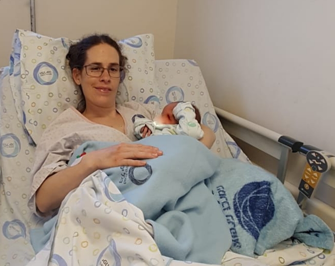 "לידה בשפת הסימנים"