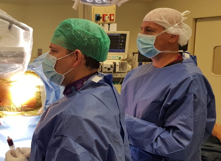 טיפול בהזרקת תאי גזע לטיפול בנמק א-וסקולרי של ראש עצם הירך