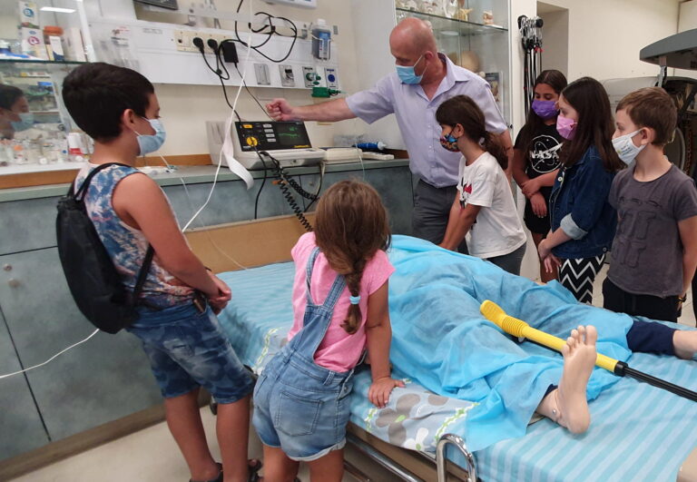 על הקשר בין אושפיזין, קורונה ומיקרוסקופ