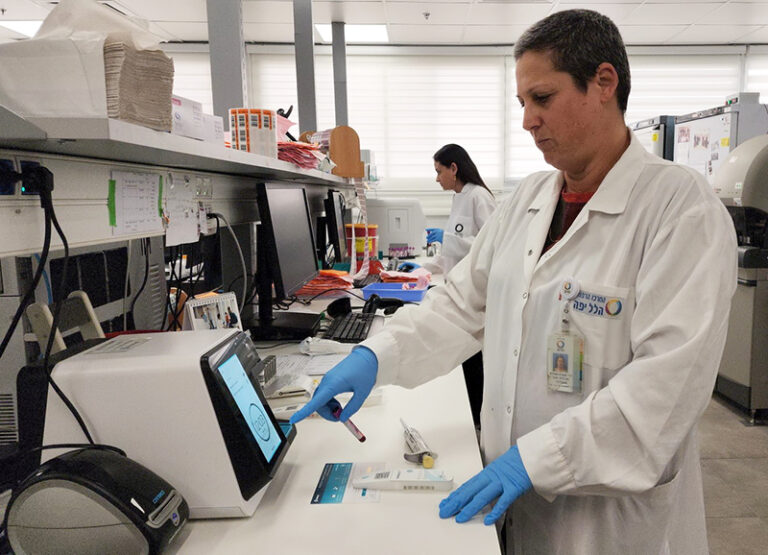 لأول مرة في العالم: اختبار فريد من نوعه للتمييز بين العدوى البكتيرية والفيروسية في فحص الدم الكامل في  -15 دقيقة فقط