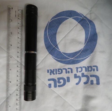 دخول طفل في سن الخامسة عشر من عمره بسبب حروق في العين نتيجة اللعب بمؤشر الليزر