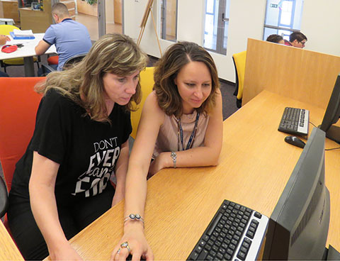 مكتبة (تقريبا) بدون كتب