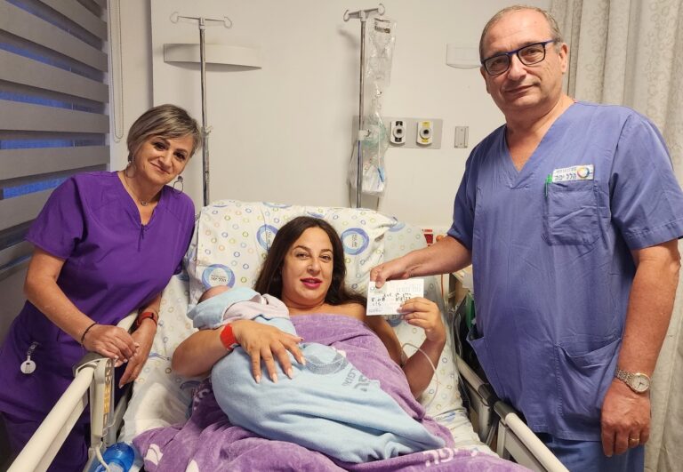 تهانيا للطفل الرضيع مع التاريخ الأكثر خصوصية