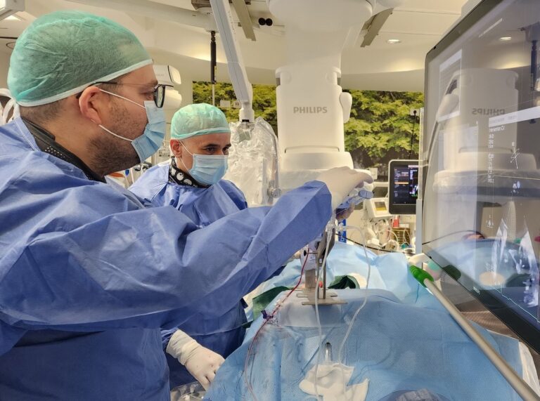 للمرة الأولى: إصلاح تسرب لصمام في القلب عن طريق القسطرة