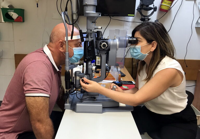 ד"ר רנא חנא בעת בדיקת התאמה לניתוח השתלת עדשות מולטיפוקליות