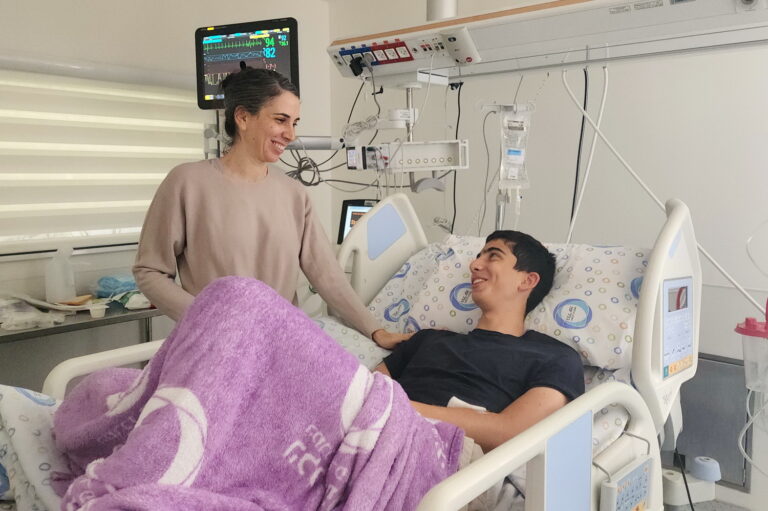 من علامات الصيف: تم معالجة شاب يبلغ من العمر 17 عاما في هيلل يافه  بعد أن تعرض للعض من قبل أفعى