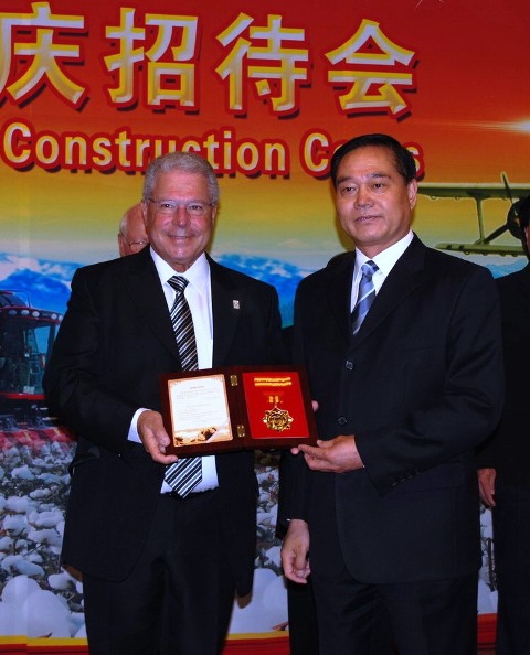 Award to director of Hillel Yaffe Medical Center for his contribution to friendly relations between Israel and China