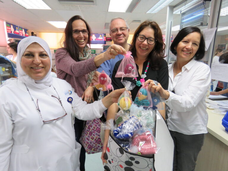 العلاقة بين الأخطبوط والأطفال الخدج والجيل الثالث (المسنين)