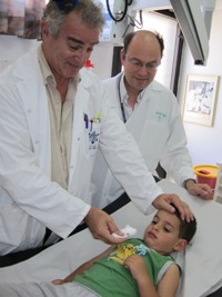 הרופא שלף חילזון מאפו של בן השלוש