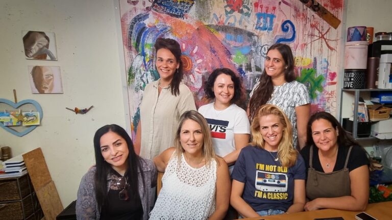 شرارات الأمل في عناق مغلف