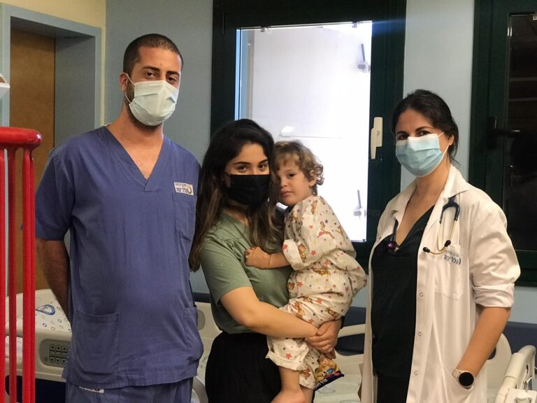 צוות רופאים רב-תחומי הוציא חתיכות שקדים מריאה של פעוט