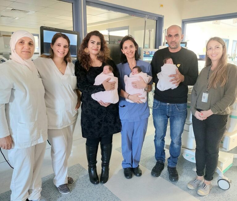 אם לשישה ילדה שלישייה