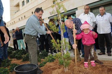"מכים שורשים" – טקס נטיעות ט"ו בשבט