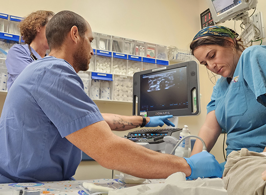 ד"ר יאיר קציר מבצע בלוק הרדמה תחת אולטרה-סאונד במיון ילדים הלל יפה