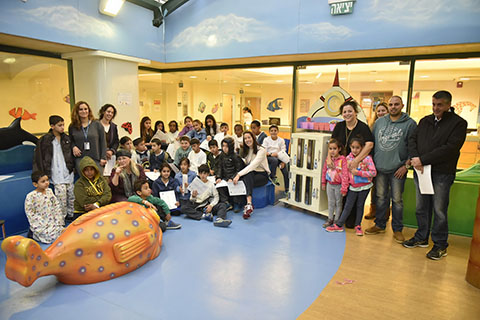 החללית שנותנת אור במחלקת הילדים