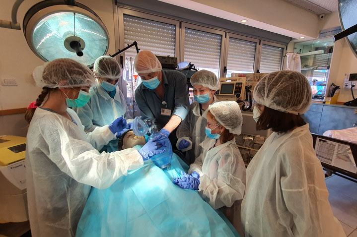 ההורים נלחמים בקורונה – הילדים מתרגלים רפואה