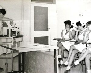 שיעור בבי"ס לסיעוד, שנות ה-70