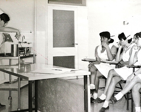 שיעור בבי"ס לסיעוד, שנות ה-70