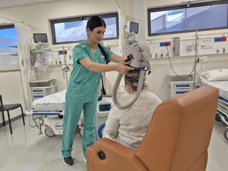 אחות מתאמת שד נאגם ביאדסי מהמכון האונקולוגי בהלל יפה מדריכה מטופלת לשימוש בכובע קרח