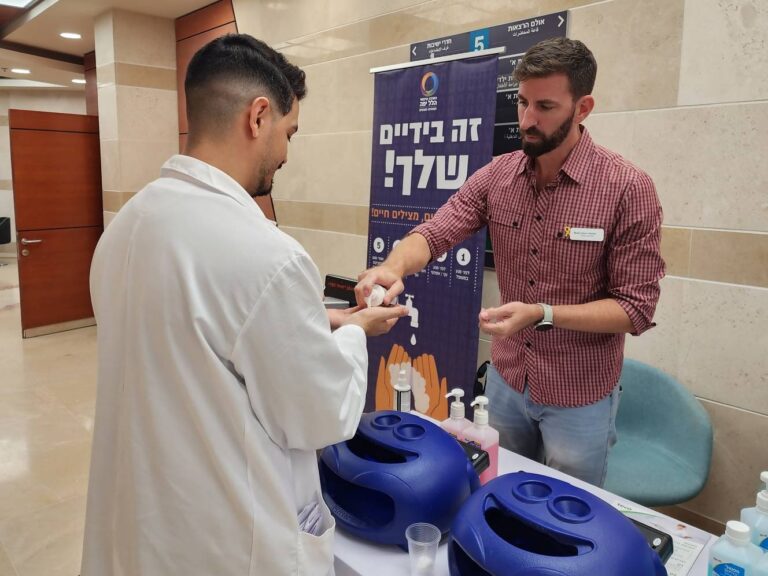 עמדת רחיצת ידיים תחת אור אולטרה-סגול