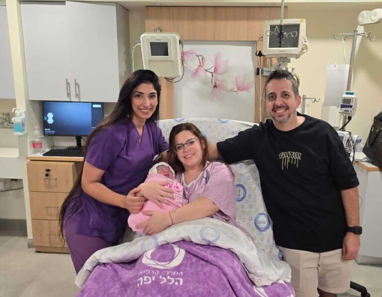 צליל ארוחת החג התחלף במוזיקה מרגיעה של דולפינים