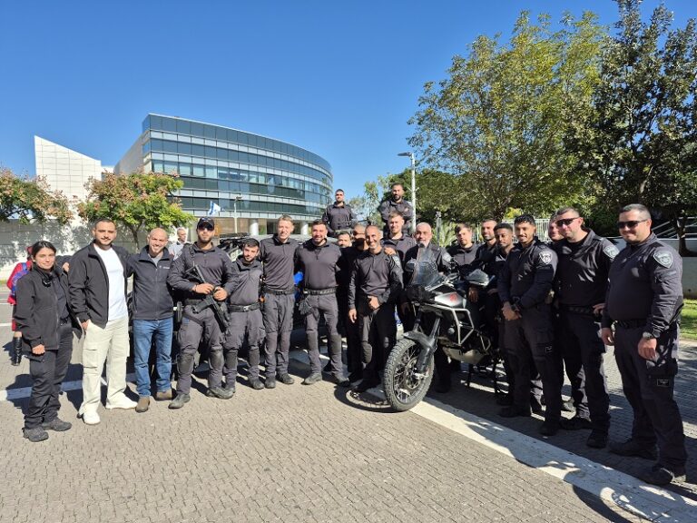 מהשטח לבית החולים: יחידת רומ"ח בפעילות חנוכה לילדים מאושפזים ב"הלל יפה"