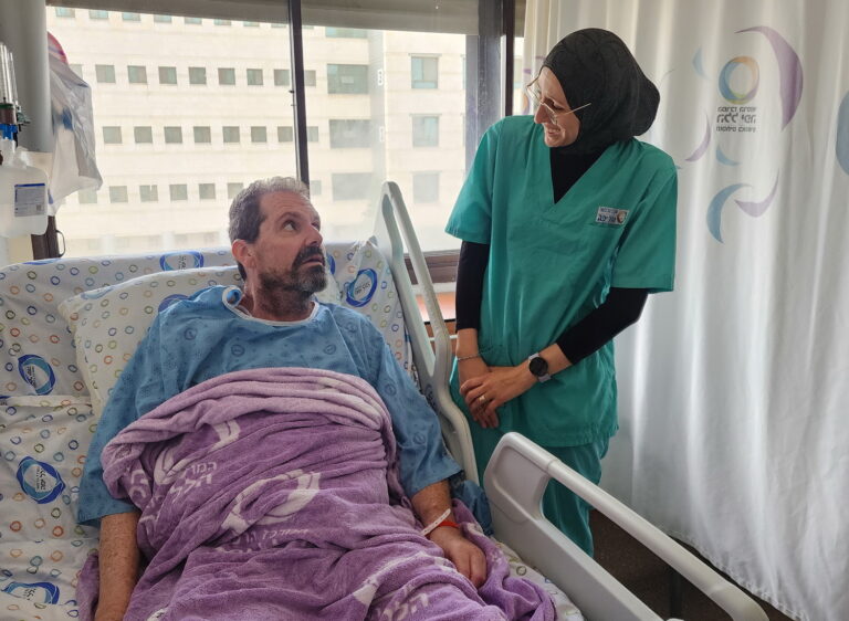 חייו של מבקר במחלקה פנימית ניצלו בזכות תשומת לב של אחות לריח לא שגרתי