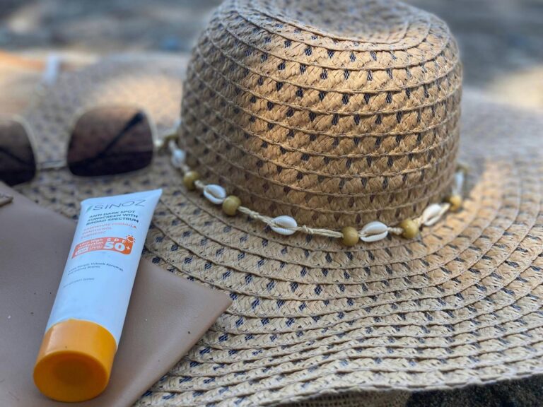 כובע, משקפי שמש וקרם הגנה - אמצעי הגנה מהשמש. צילום: pexels-meryem-aydin