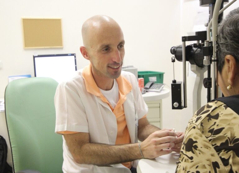 ד"ר ערן ברקוביץ מבצע בדיקת עיניים במרפאה במרכז הרפואי הלל יפה