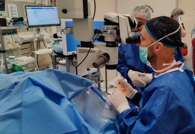 ד"ר ערן ברקוביץ בעת הניתוח החדשני לגלאוקומה במרכז הרפואי הלל יפה